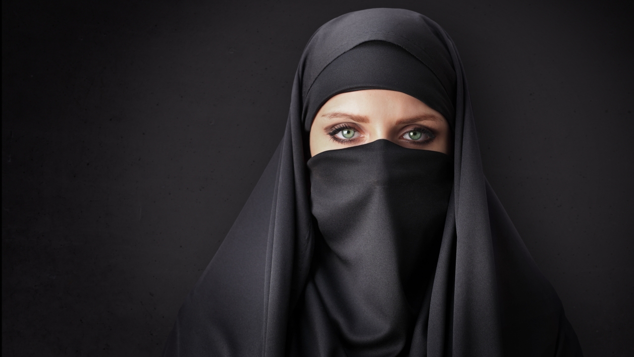 Burka wearing arabic slut gets fucked