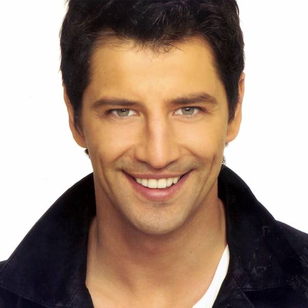 Sakis rouvas na m agapas перевод. Сакис Рувас. Рувас певец Греция. Певец Греция сакис Рувас. Ариадна Рувас.