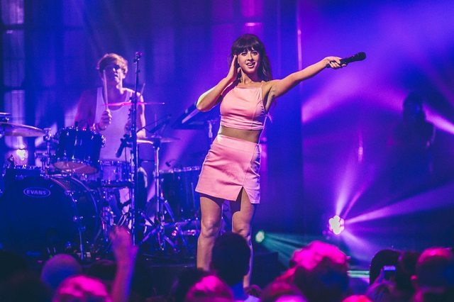 iTunes Festival 2014'te The Script sahneye çıkmadan Rudimental’ın “Right Here”ı ve Zedd’in Grammy ödüllü elektronik dans müziği hit’i “Clarity”nin vokalisti Foxes (diğer adıyla vokal ustası Louisa Rose Allen) Glorious adlı çıkış albümünden parçalar söyledi.