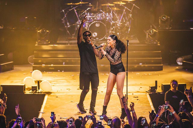 iTunes Festival 2014 Pazartesi akşamki Jessie J konseriyle devam etti. Konserde sürpriz olarak yeni albümü "Sweet Talker"dan şarkıya eşlik etmek için Tinie Tempah da sahne aldı. 