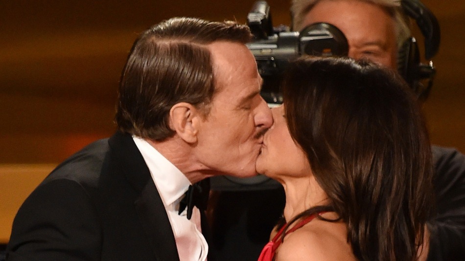 Emmy Ödülleri'nde komedi dalında ‘En İyi Kadın Oyuncu’ seçilen Julia Louis-Dreyfus ödülünü kabul etmeye giderken Bryan Cranston tarafından aniden durduruldu ve öpüldü.