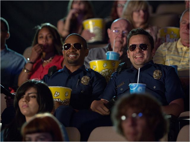 Amerikan dizisi ''New Girl'’de iki ev arkadaşını canlandıran Jake Johnson ve Damon Wayans Jr. Let's Be Cops (Çakma Polisler) adlı komedide de başrolü paylaşıyor...
