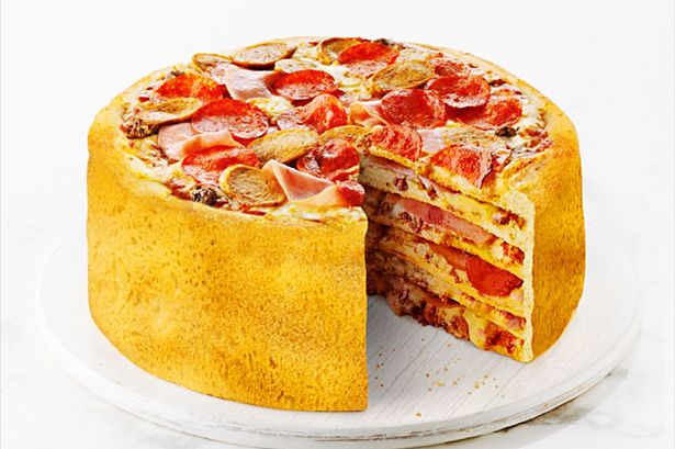 Kanadalı pizza zinciri, 6 katlı ve 5 bin kalori içeren bir pizza pastası tasarladı.