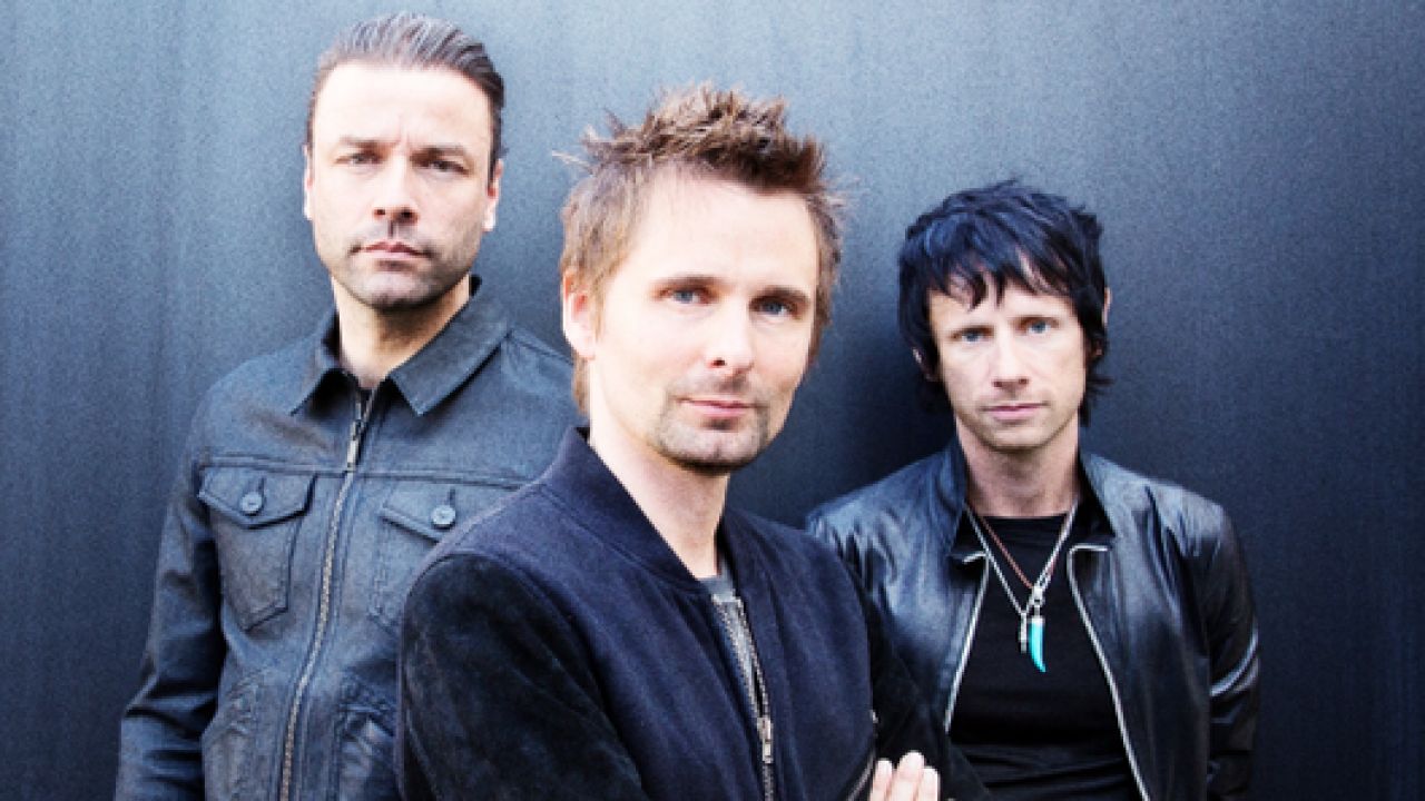 Muse adventure. Muse Британская рок-группа. Giant Rocks группа солист. Последнее фото группы Muse. Музыкальная группа 2016.