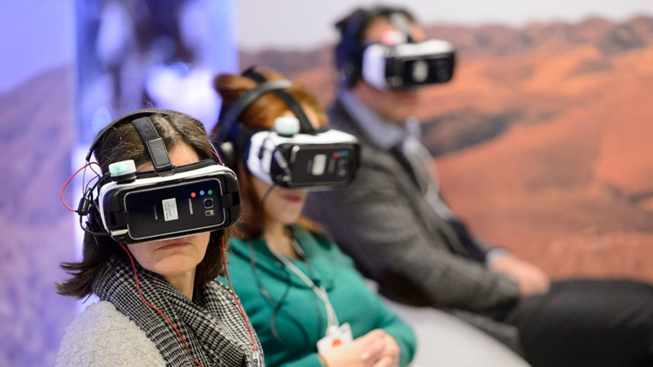 Vr по сети. VR шлем для изучения иностранных языков. VR кинотеатр. VR шлем для изучения иностранных языков Россия.