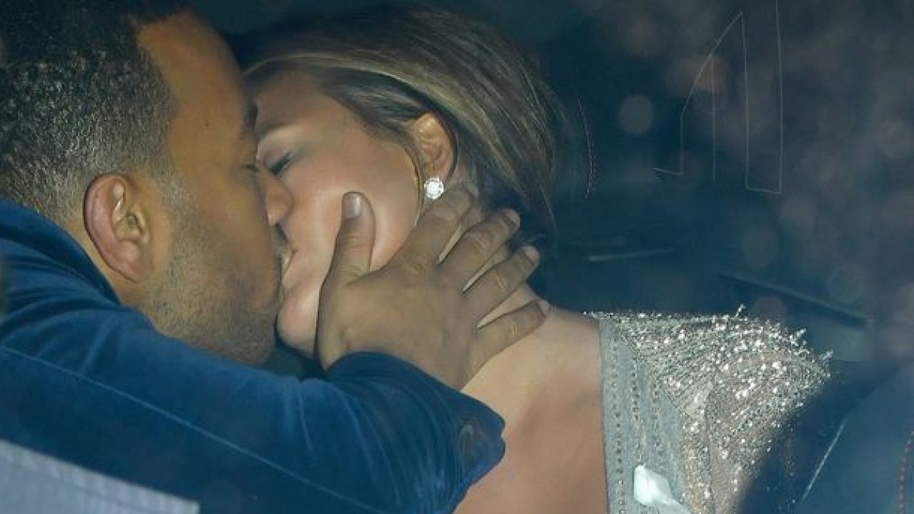 John Legend Ve Chrissy Teigen In Tutkulu Opucugu Karnaval Com