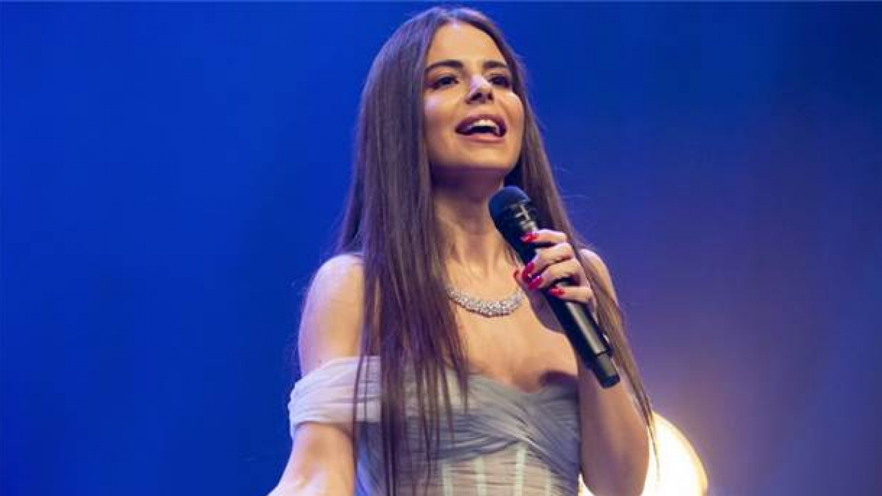 SEZEN AKSU’DAN SİMGE’YE UĞUR HEDİYESİ