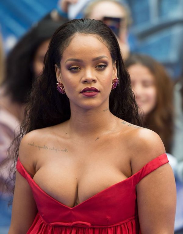 Daha önce cesur tarzıyla dikkatleri üzerine çeken Rihanna
